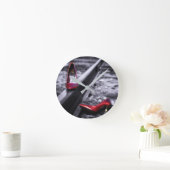 Kick Deine Schuhe auf den Schienen ab. Runde Wanduhr (Zuhause)