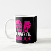 Kickboxen Chick Kickboxer-Trainingshandschuhe auf Kaffeetasse (Links)