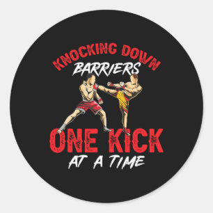 Kickboxen Kickboxer wirft Barrieren um Ein Kick Runder Aufkleber