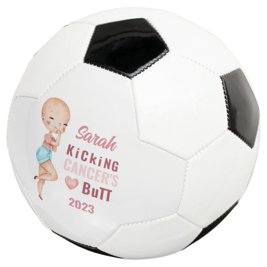 Kicken des Personalisierten Fußball-Balls für den  Fußball (Dreiviertel)