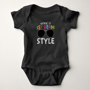 Kicken Sie es erste Klasse Schullehrer Kinder Crew Baby Strampler
