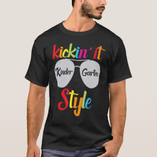 Kickin It Pre K Style Spaß Kindergarten Kinder Zur T-Shirt