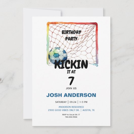 Kickin it Soccer Birthday Party Einladung (Vorderseite)