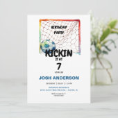 Kickin it Soccer Birthday Party Einladung (Stehend Vorderseite)