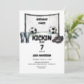 Kickin it Soccer Birthday Party Einladung (Stehend Vorderseite)