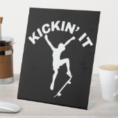 Kickin' It Sockelschild (In Situ)