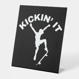 Kickin 'It Sockelschild
