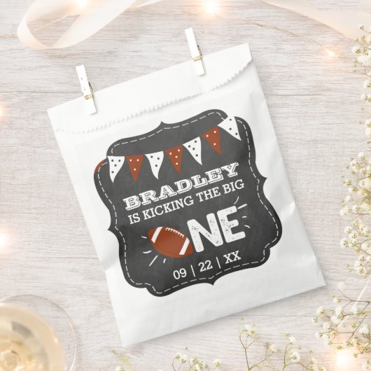 Kicking The Big One | Football 1st Birthday Geschenktütchen (Ausgeschnitten)