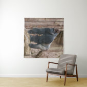 Kidogo the Silverback Strike a Pose on a Log Wandteppich (Beispiel (Horizontal))