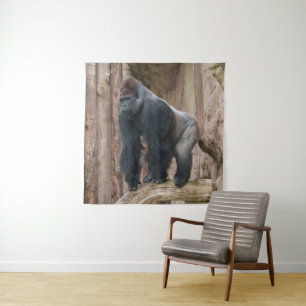 Kidogo the Silverback Strike a Pose on a Log Wandteppich