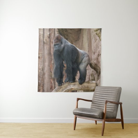 Kidogo the Silverback Strike a Pose on a Log Wandteppich (Beispiel)