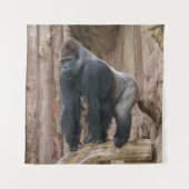 Kidogo the Silverback Strike a Pose on a Log Wandteppich (Vorderseite)