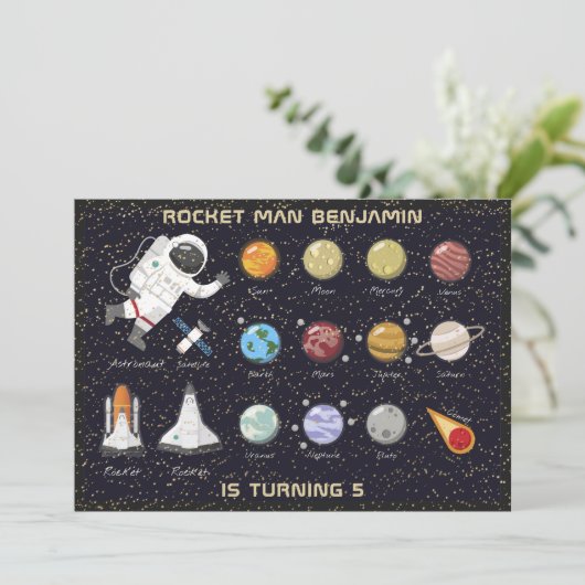 Kids Astronaut Solar System Monogram 5th Birthday Einladung (Stehend Vorderseite)