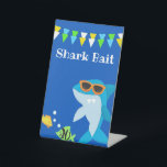 Kids Blue Shark Fintastic Birthday Sockelschild<br><div class="desc">Feiern Sie Ihren kleinen Hai zum Geburtstag! Dieses hübsche Blau mit Sonnenbrillen ist ein Hit für Ihr Party. Alle Formulierungen können auf dem Zeichen angepasst werden. Blasen und Fische sorgen für unterhaltsame Details. Ideal für alle Untersee-Party oder Hai-Party. Grafik nach PrettyGrafik.</div>
