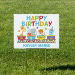 Kids Circus Animal Train Niedliche Custom Birthday Gartenschild<br><div class="desc">Diese zauberhafte Zirkustierbahn zum Geburtstag Party-Schild zeigt Zootiere auf Safari. Der Zug enthält eine Giraffe,  einen Elefanten,  einen Tiger und einen niedlichen Hippo über dem Monogramm Ihres Kindes,  das in coolen Farben wie Orange,  Grün,  Rot und Blau geschrieben ist.</div>