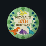 Kids Dinosaur Birthday Button<br><div class="desc">Niedlicher Dinosaurier-Geburtstagsknopf mit gelben,  blauen,  orangefarbenen und lila Dinosauriern auf grünem Laub. Diese hübschen Knöpfe haben auch Vorlagen,  sodass Sie Ihre eigenen Daten für den besonderen Tag Ihres Kindes hinzufügen können.</div>