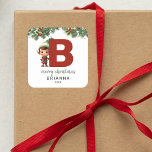 Kids Elf Initial B Christmas Quadratischer Aufkleber<br><div class="desc">Gib dieses Weihnachtsfest das Geschenk personalisierten Charmes! Unsere Monogramm-Aufkleber mit dem Elf des Weihnachtsmannes,  die sich hinter dem Buchstaben B versteckt,  sind eine einzigartige und durchdachte Möglichkeit,  Ihre Liebe zu zeigen. Passen Sie mit einem Namen,  Jahr und einem herzlichen Gruß an. Machen Sie Ihre Weihnachtsgeschenke auffällig!</div>