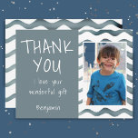 Kids Foto Birthday Vielen Dank Postkarte<br><div class="desc">Personalisierbarer Geburtstag danke Ihnen Postcard für Kinder mit individuellem Foto und danke Ihnen, dass ich Liebe Ihr wunderbares Geschenk. Personalisierter Geburtstag danke Ihnen Karte für Ihre Freunde und Familie. Laden Sie Ihr Foto hoch und personalisieren Sie die Postkarte mit Ihrem Namen und Text. Die Postkarte hat abstrakte Wellen auf der...</div>