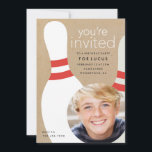 Kids Foto Bowling Geburtstagsparty Einladung<br><div class="desc">Eine moderne,  Foto-Geburtstagseinladung für ein Bowling-Party mit Bowling-Buttonen und kreisrunder Foto-Blende. Laden Sie Freunde zu einem Bowling-Party mit einem lustigen,  hellen,  grafischen Einladung ein. Ideal für Kinder,  Erwachsene,  Jungen und Mädchen.</div>