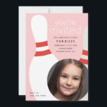 Kids Foto Bowling Geburtstagsparty Einladung<br><div class="desc">Eine moderne,  Foto-Geburtstagseinladung für ein Bowling-Party mit Bowling-Buttonen und kreisrunder Foto-Blende. Laden Sie Freunde zu einem Bowling-Party mit einem lustigen,  hellen,  grafischen Einladung ein. Ideal für Kinder,  Erwachsene,  Jungen und Mädchen.</div>