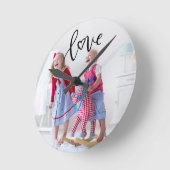Kids-Foto mit Liebe Text Overlay Runde Wanduhr (Winkel)