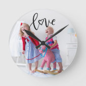 Kids-Foto mit Liebe Text Overlay Runde Wanduhr (Vorderseite)