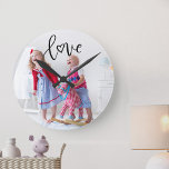 Kids-Foto mit Liebe Text Overlay Runde Wanduhr<br><div class="desc">Erstellen Sie Ihre eigene,  einzigartige Wanduhr und jedes Mal,  wenn Sie die Zeit Karo,  wird die Liebe lächeln zurück! Die Vorlage ist Set für Sie bereit,  um ein Lieblings-Foto der Kinder (zum Beispiel) hinzuzufügen. Liebe wird in handgeschriebener Typografie geschrieben und der Buchstabe "O" wurde als Herz der Liebe gezeichnet.</div>