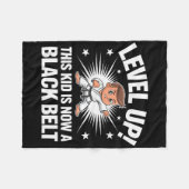 Kids Karate Uniform Black Belt Award T Shirt Desig Fleecedecke (Vorderseite (Horizontal))
