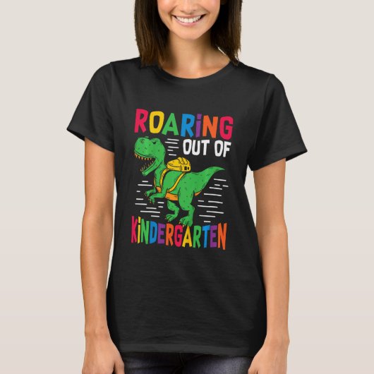 Kids Kindergarten Graduation Roaring Out Of Kinder T-Shirt (Vorderseite)