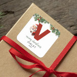 Kids Monogram Christmas Quadratischer Aufkleber<br><div class="desc">Gib dieses Weihnachtsfest das Geschenk personalisierten Charmes! Unsere Monogramm-Aufkleber mit dem Santa,  der sich hinter dem Buchstaben V versteckt,  sind eine einzigartige und durchdachte Möglichkeit,  Ihre Liebe zu zeigen. Passen Sie mit einem Namen,  Jahr und einem herzlichen Gruß an. Machen Sie Ihre Weihnachtsgeschenke auffällig!</div>
