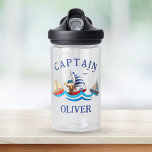 Kids Nautical BootCaptain Personalisiert Trinkflasche<br><div class="desc">Dieses niedliche und fröhliche personalisierte Design verfügt über 3 nautische Boote mit verschiedenen Farben Kreuzfahrt in einem schweren Meer. Eines der Boote wird von deinem lieben Kapitän geleitet,  dessen Name auf dem Design steht.</div>