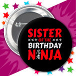 Kids Ninja Party Karate Schwester von Birthday Nin Button<br><div class="desc">Diese Schwester des Geburtstags Ninja Designs ist perfekt für ein passendes Familiengeburtstag-Thema. Features Japanisches Symbol für Ninjutsu mit Cartoon ninja werfen Sterne der Geburtstagsjunge oder Mädchen wird LIEBE! Dieses Ninja Geburtstagsdesign für die Schwester des Geburtstags Ninja,  die Ninjas,  Karate,  Taekwondo,  Judo oder andere Kampfkünste mag.</div>