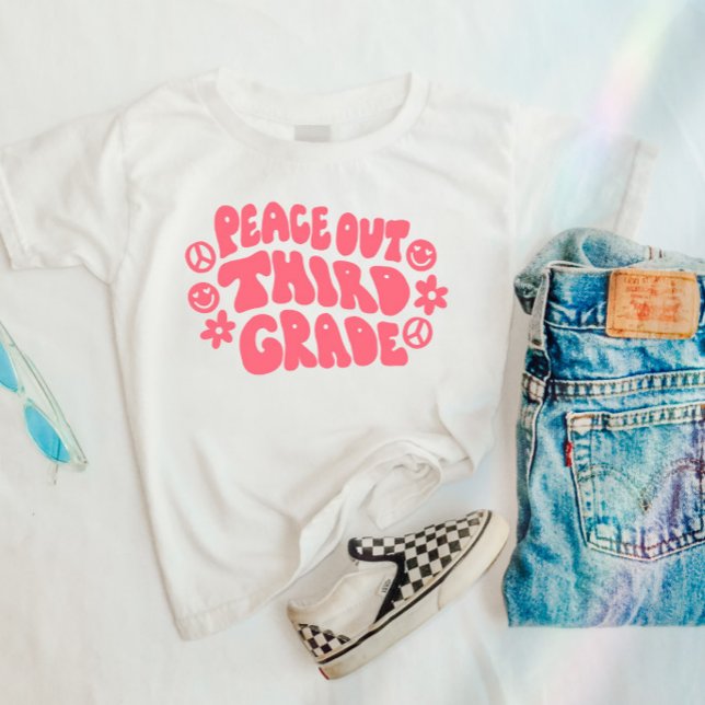 Kids Peace Out Third Grade T - Shirt in Pink (Von Creator hochgeladen)