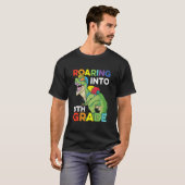 Kids Roaring Into 8th Grade Back To School Dinosau T-Shirt (Vorne ganz)