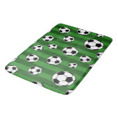 Kids Soccer Ball Pattern on Green Stripes Bathroom Badematte (Schrägansicht)