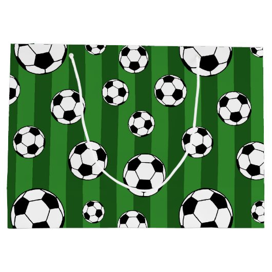 Kids Soccer Ball Pattern on Green Stripes Birthday Große Geschenktüte (Rückseite)