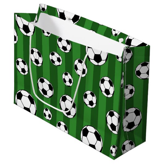 Kids Soccer Ball Pattern on Green Stripes Birthday Große Geschenktüte (Vorderseite Schrägansicht)
