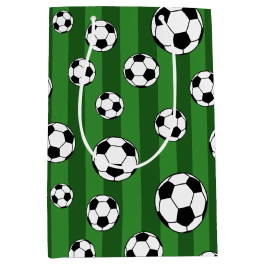 Kids Soccer Ball Pattern on Green Stripes Birthday Mittlere Geschenktüte (Vorderseite)