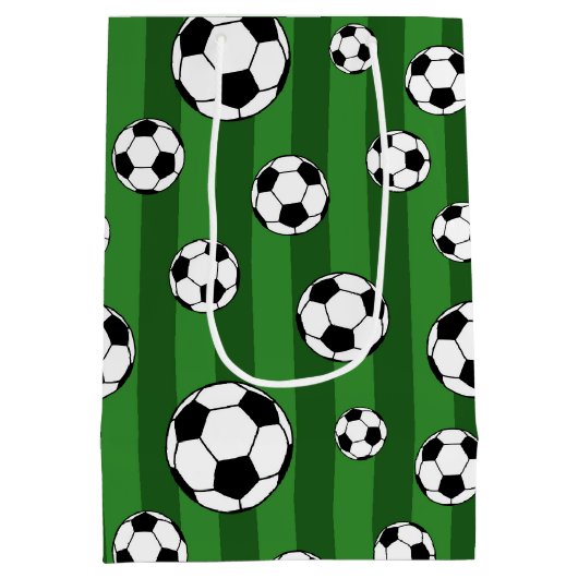 Kids Soccer Ball Pattern on Green Stripes Birthday Mittlere Geschenktüte (Rückseite)