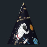 Kids Solar System Astronaut Monogram Birthday Part Partyhütchen<br><div class="desc">Inspiration und farbenfrohe Weltraum Thema Kindergeburtstag Party Papier Hut für den aufstrebenden Astronauten mit einer Faszination für die Planeten, Sonnensystem, Raketenschiffe und alles da draußen im Universum. Leicht zu personalisieren beliebte Schriftart Typografie Text, um den Namen Ihres eigenen Kindes. Zusätzliche Party-Produkte und Einladungskarte in diesem Design zur Schaffung eines koordinierten...</div>