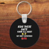 Kids These Days 6 7 But Don't Remember 9_11 Sarcas Schlüsselanhänger (Vorderseite)