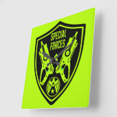 Kids Toy Dart Gun Battle Quadratische Wanduhr (Winkel)