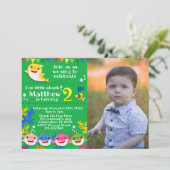 Kids Yellow Rainbow Shark Birthday Foto Einladung (Stehend Vorderseite)