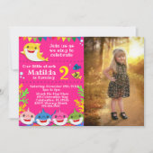 Kids Yellow Rainbow Shark Birthday Foto Einladung (Vorderseite)