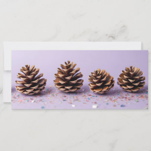 Kiefernäpfel auf violettem Grund und Glitter