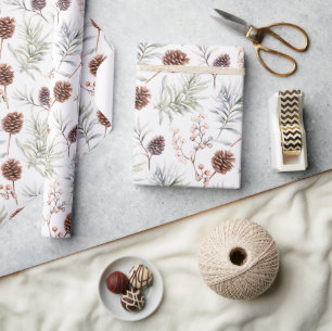 Kiefernäste und Äste mit Beeren Geschenkpapier