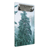 Kiefernbaum mit Schnee Mini Klemmbrett (Schrägansicht)