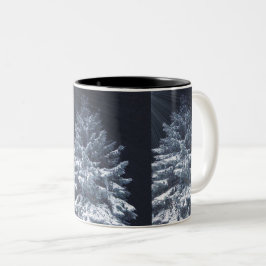 Kiefernbaum mit Schnee und leuchtendes LichtMug Zweifarbige Tasse