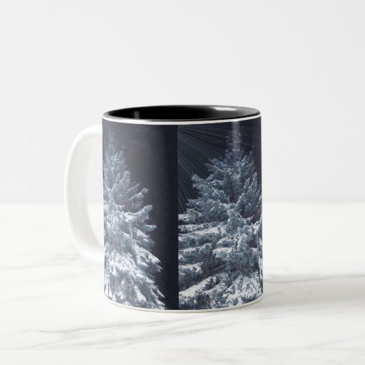 Kiefernbaum mit Schnee und leuchtendes LichtMug Zweifarbige Tasse (Vorderseite Links)