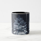 Kiefernbaum mit Schnee und leuchtendes LichtMug Zweifarbige Tasse (Mittel)